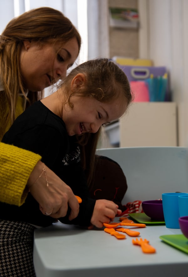 Une petite fille travaillant avec un enseignant dans un environnement éducatif